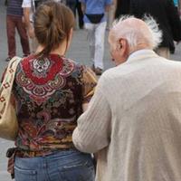Anziano con una donna più giovane