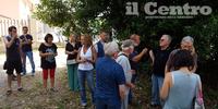 I cittadini si schierano in strada in difesa della quercia (foto di Giampiero Lattanzio)