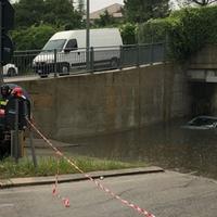 Un'auto a picco nel sottopasso alluvionato di piazzale Cuonzo