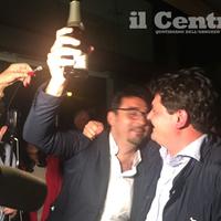 Gianguido D'Alberto festeggia la vittoria a sindaco col consigliere regionale del pd Sandro Mariani (foto di Luciano Adriani)