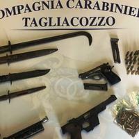 Alcune delle armi trovate in casa del padre violento di Carsoli