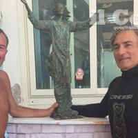 Gianfranco Masciangelo e Luigi Morgione con la statua ritrovata