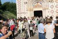 I fedeli fuori dalla basilica dopo l'allarme anticendio (foto di Raniero Pizzi)