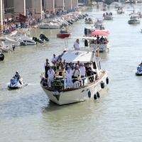 La processione nel fiume (foto di Giampiero Lattanzio)