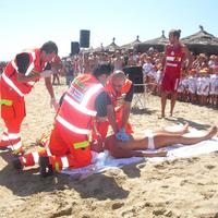 Una esercitazione di soccorso per il salvataggio in mare (foto archivio Il Centro)
