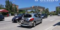 La Peugeot 207 tamponata in via Tirino