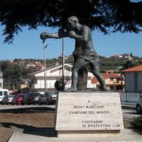 La statua del grande campione del mondo di boxe Rocky Marciano a Ripa Teatina