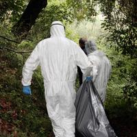 La polizia scientifica sul luogo dell'omicidio nel bosco di Cerri (La Spezia)