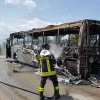 L'autobus Tua andato distrutto dalle fiamme (foto di Nobile Ranieri)