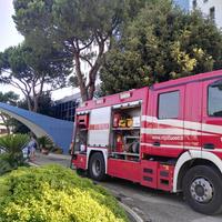 Uno dei mezzi dei vigili del fuoco operativo all'hotel Hermitage di Silvi Marina (foto Adriani)
