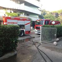 I mezzi dei vigili del fuoco operativi per l'incendio di un garage a Silvi
