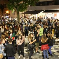 Migliaia di persone di sera animano la zona di piazza Muzii