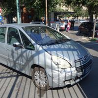 L'auto che ha investito la donna 70enne in piazza Garibaldi