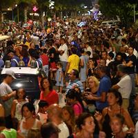 Folla sulla riviera di Alba per il Carnevale
