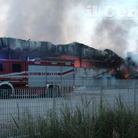 L'incendio del deposito di detersivi a Paglieta (foto Paolucci)