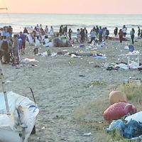 L'alba di Ferragosto a Tortoreto e i rifiuti in spiaggia
