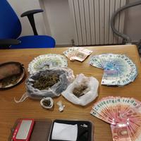 La droga e il denaro sequestrati dalla polizia in una casa di Rancitelli