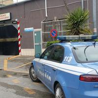 Una volante della polizia all'ospedale di Pescara