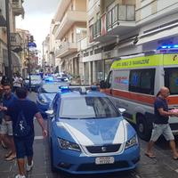 Polizia e ambulanza in via Trento per l'incendio in un appartamento