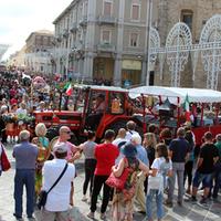 Migliaia di presenze oggi per la sfilata del Dono sul corso di Lanciano (Foto Arnolfo Paolucci)