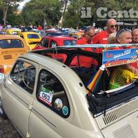 Le Fiat 500, Topolino e Bianchine in largo Madonna (foto di Luciano Adriani)