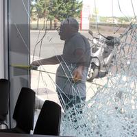 La vetrina spaccata dai ladri al bar Eni cafè sosta gustosa di Villa Elce  (Foto Paolucci)
