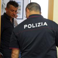 Agenti della polizia nella sede dei servizi sociali dove sono state aggredite due dipendenti (Foto Paolucci)