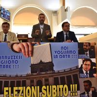 La protesta di Forza Italia con l'occupazione della sala del consiglio regionale all'Aquila