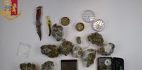 Le attrezzature per il taglio della droga e la marijuana sequestrate