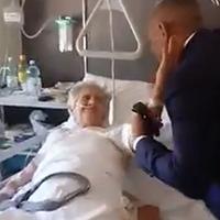 L'incontro in ospedale tra nonnina e il nipote appena sposato