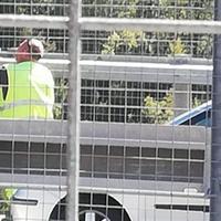 L'uomo sulla balaustra salvato dagli agenti della Polstrada sul viadotto di Pietrasecca