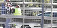 L'uomo sulla balaustra salvato dagli agenti della Polstrada sul viadotto di Pietrasecca