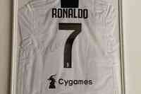 La maglia autografata di Ronaldo