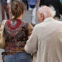 Nell'immagine d'archivio, anziano con una donna più giovane