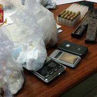 Arma, droga e altro materiale sequestrato dalla squadra mobile nella abitazione di un 31enne