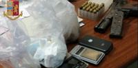 Arma, droga e altro materiale sequestrato dalla squadra mobile nella abitazione di un 31enne