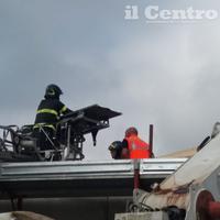 I vigili del fuoco sul tetto della costruzione di Vallemare