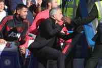 Josè Mourinho si alza dalla panchina per inseguire Marco Ianni (foto da SkySport)