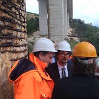 Il ministro Toninelli sotto il viadotto di Bugnara