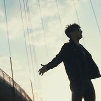 Un fermo-immagine del videoclip di Ultimo con il Ponte del Mare