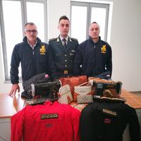 Militari della guardia di finanza di Pescara con una parte della merce sequestrata