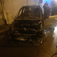 L'auto distrutta dal fuoco all'interno della galleria