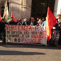 I lavoratori della Ball, striscione di protesta davanti al ministero a Roma