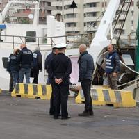 Polizia di frontiera e Guardia costiera sulla barca per i rilievi