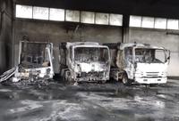 Tre dei mezzi devastati dalle fiamme nel deposito Pastorino al Cogesa