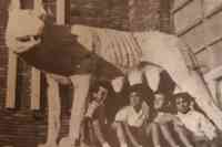 Quattro bambini sotto la statua della Lupa al Villaggio Celdit
