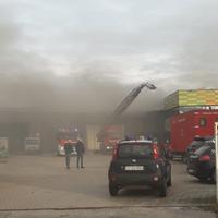 L'incendio di questa mattina nello stabilimento Madama olive a Carsoli