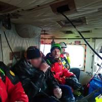 I soccorritori con l'escursionista sull'elicottero dei vigili del fuoco