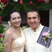 Denis Cavatassi il giorno del suo matrimonio in Thailandia