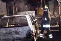 Via Moro: un'auto in sosta distrutta dal fuoco dopo l'incendio dei motorini